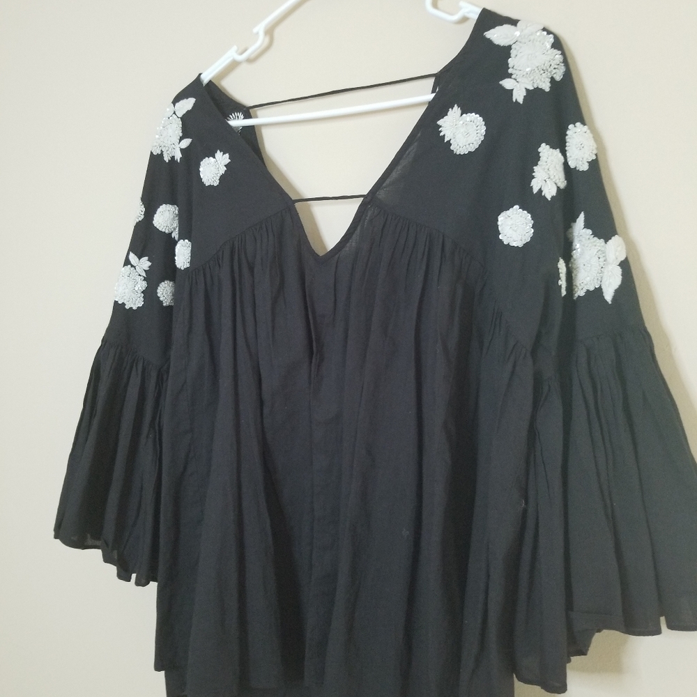 Anthropologie Maeve Brand Shirt w/ sequin Flowers